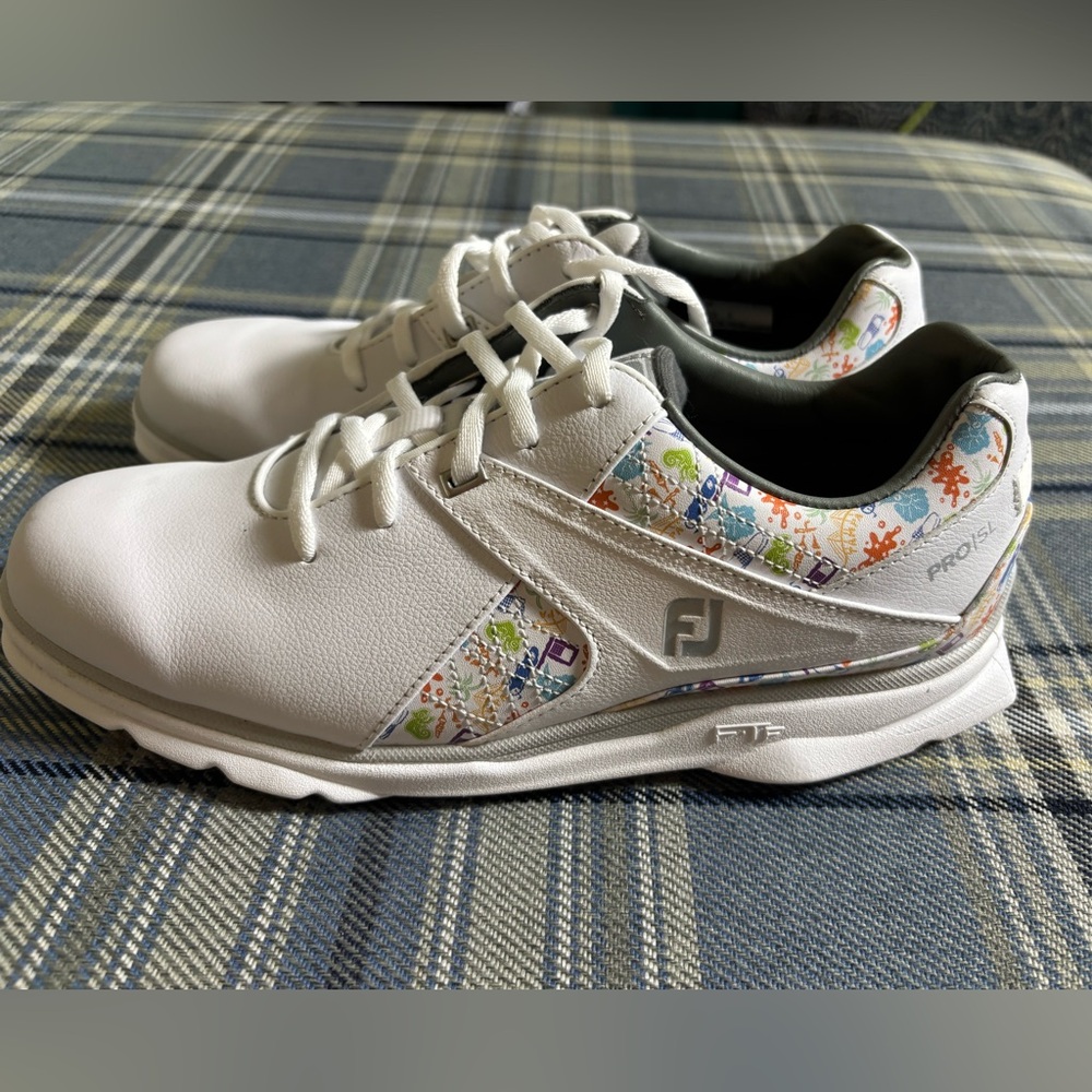 FootJoy ProSL St. Jude children’s hospital designed for the PGA tour White SZ 8